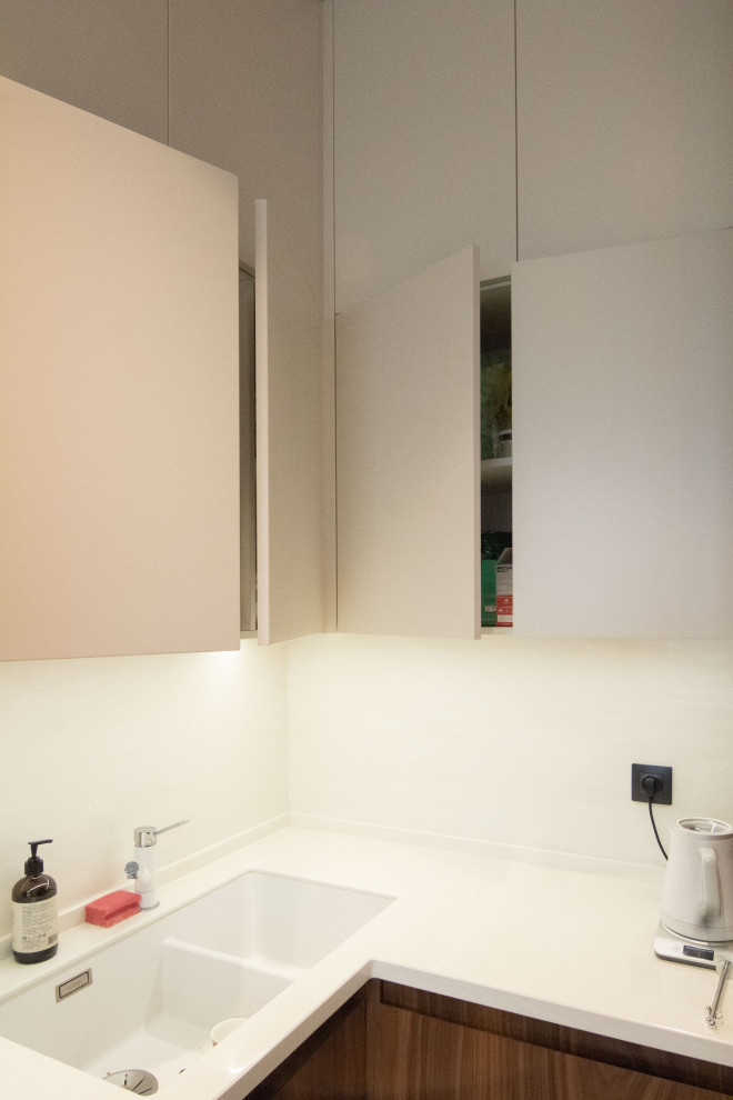 Кухня в стиле минимализм с фасадами под "темное дерево"