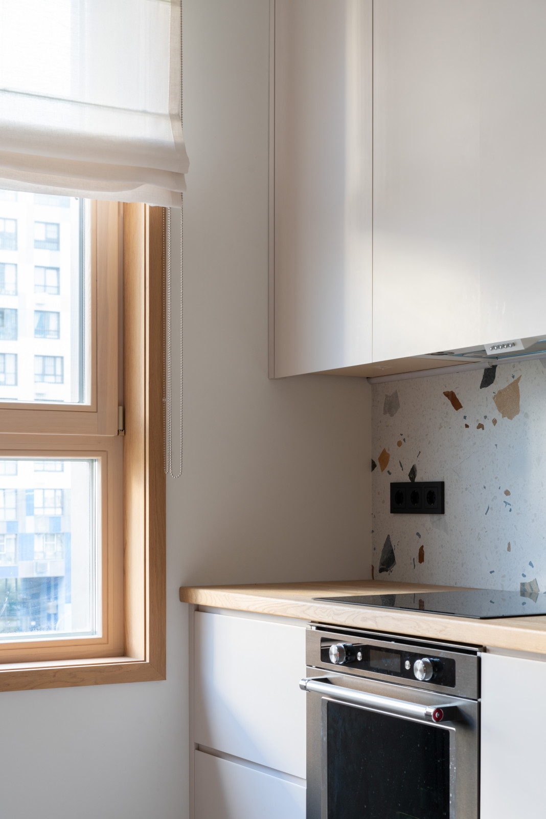 Двухкомнатная квартира с зеленой перегородкой в гостиной