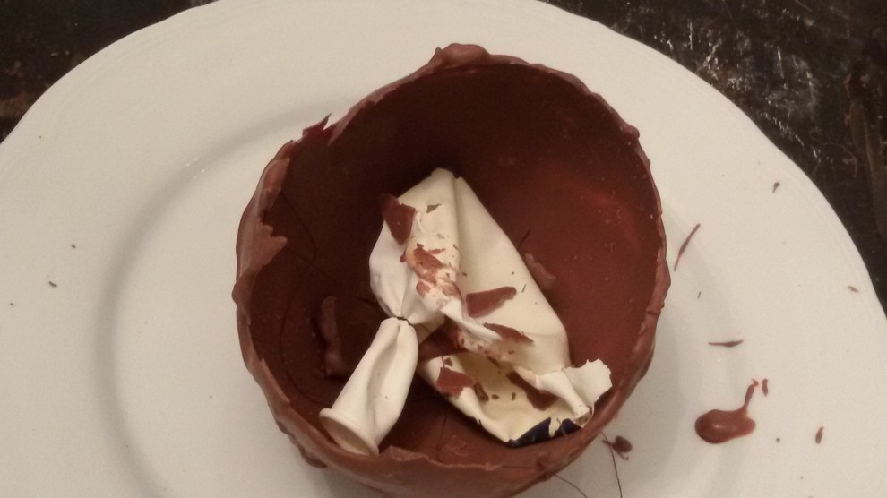 DIY: Съедобная тарелка из воздушного шарика и молочного шоколада