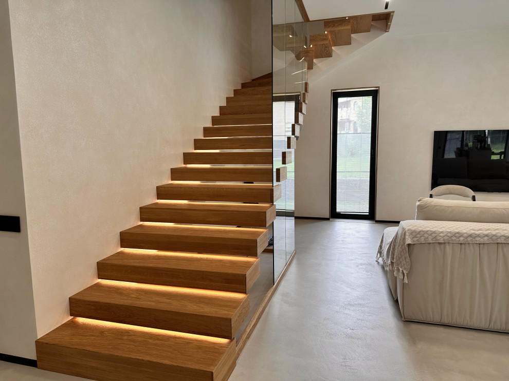 Консольная лестница с ограждением из стекла