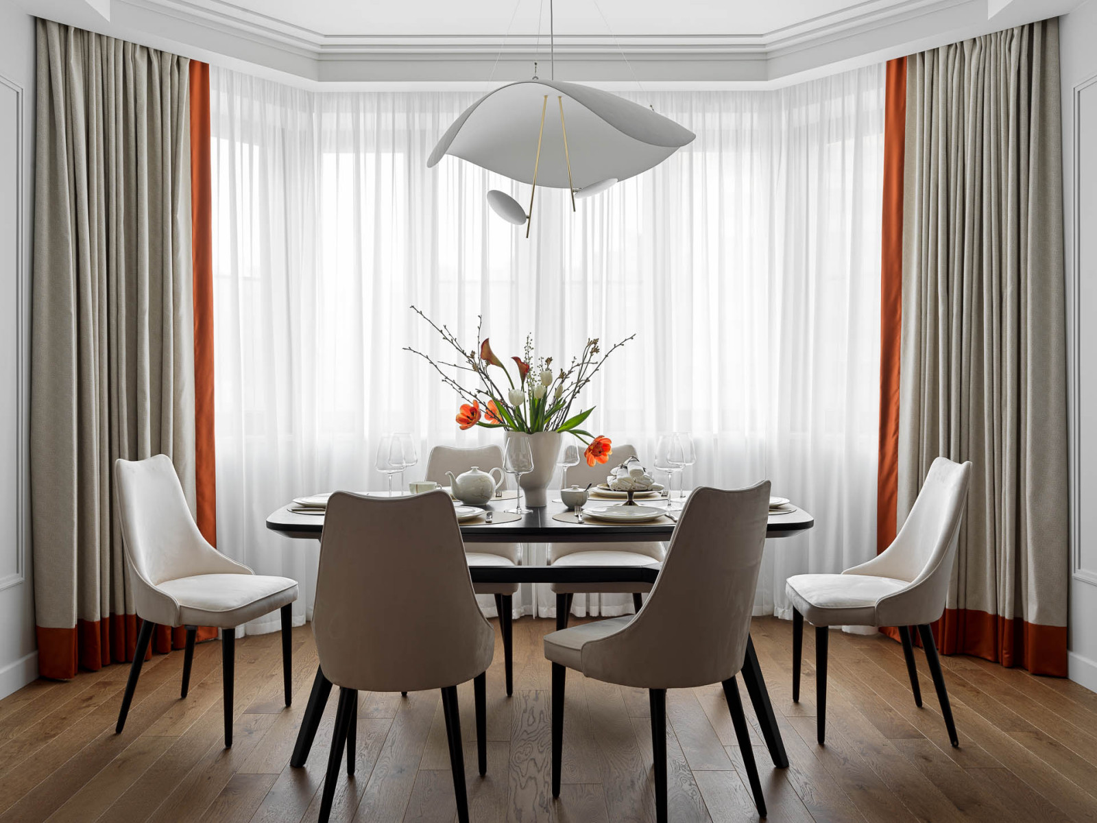 Houzz тур: Светлая квартира с эркером и бронзовой кухней