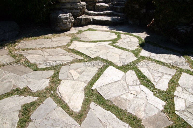 Мощение из натурального камня.