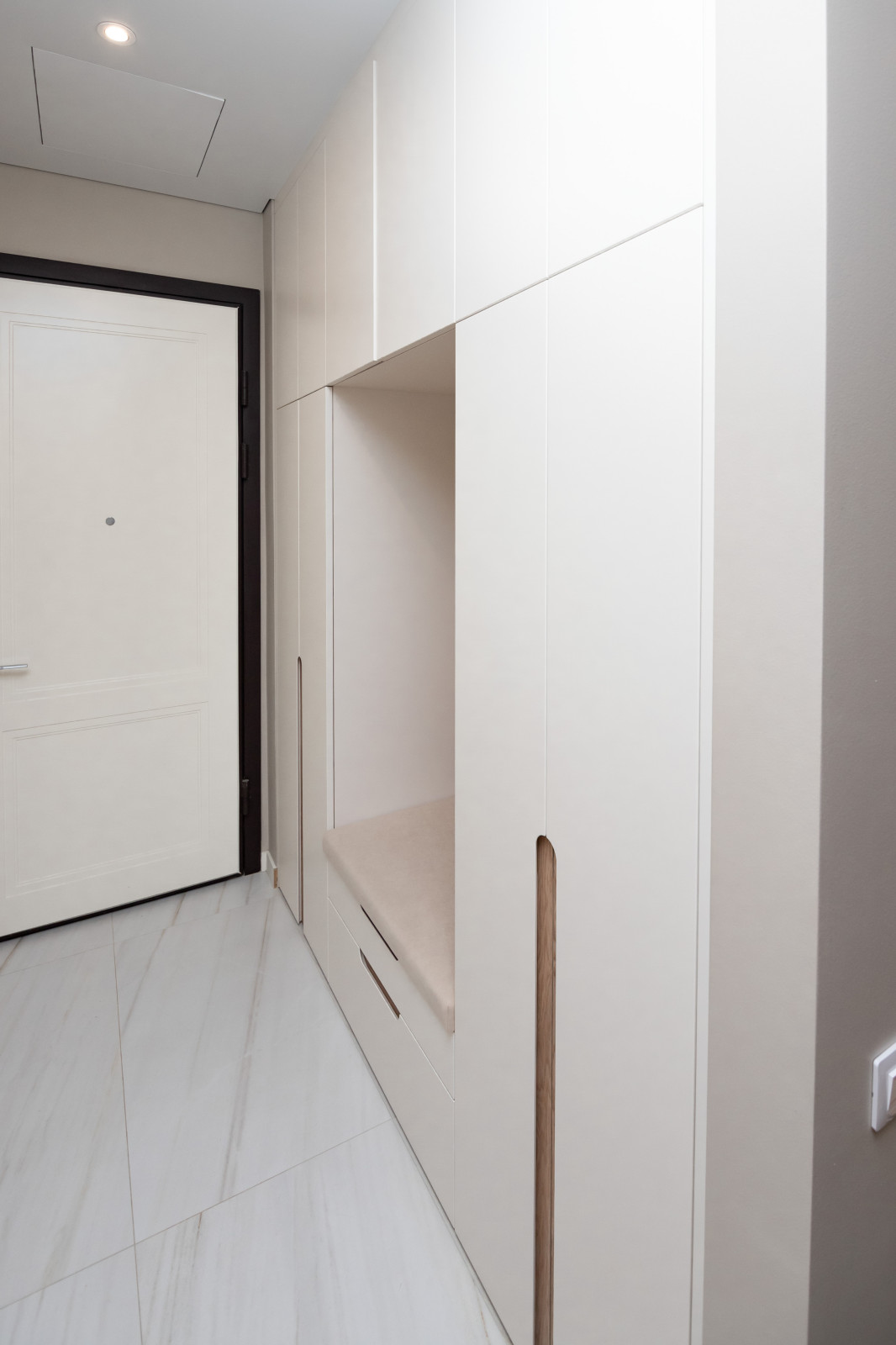 Гардероб и шкаф в прихожую в минималистичном стиле