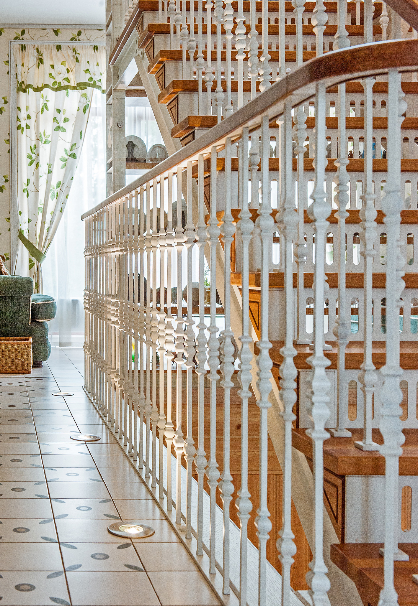 Houzz тур: Пронизанный солнцем дом с двухпролетной лестницей и камином