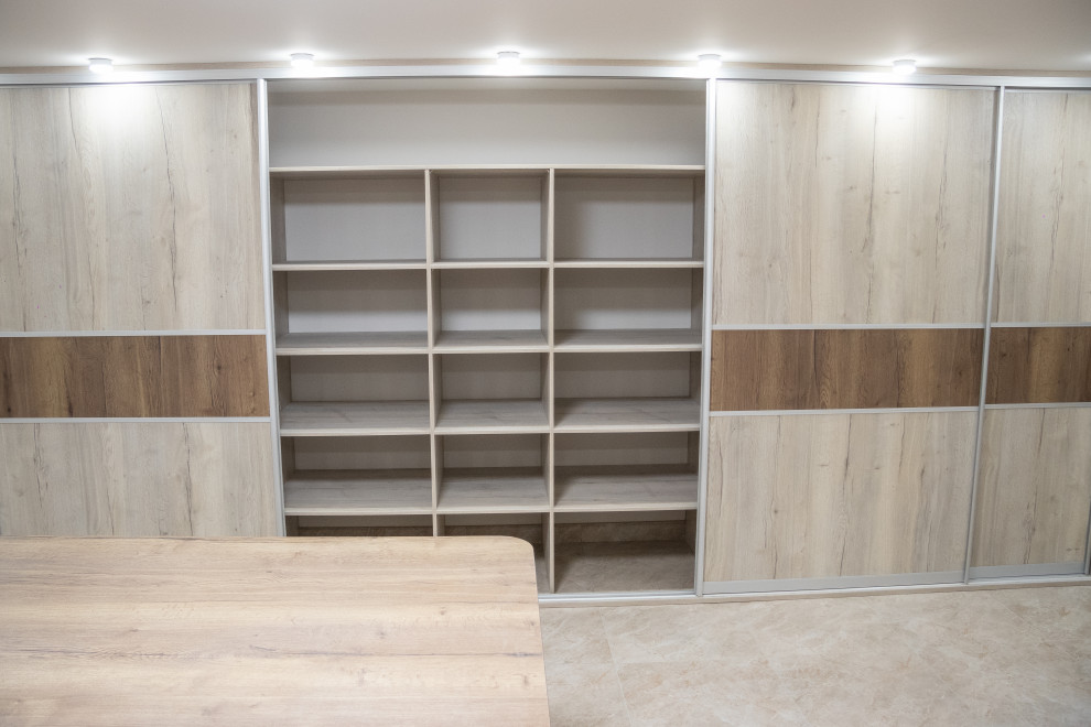 Гардеробная комната на цокольном этаже