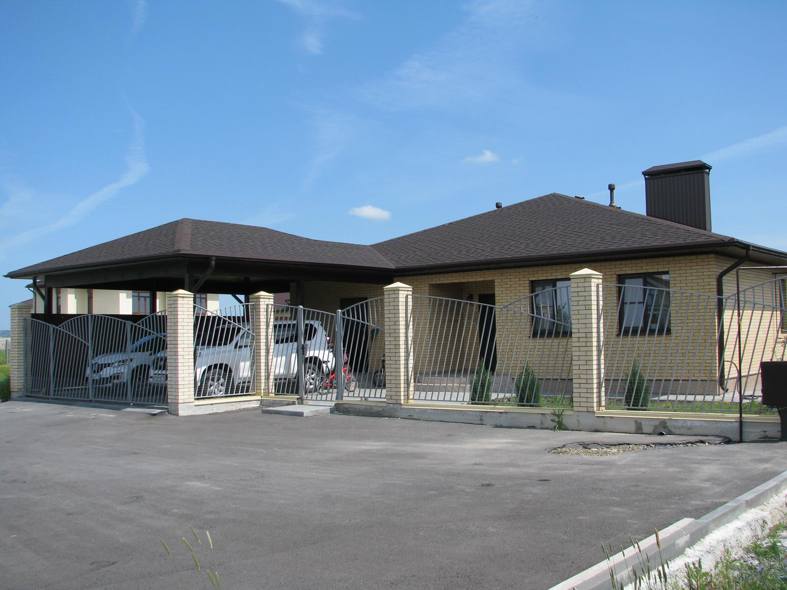 Обложка проекта: Одноэтажный дом с автонавесом и бассейном у террасы