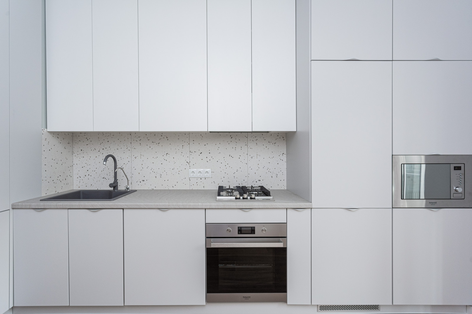 Матовая белая современная кухня