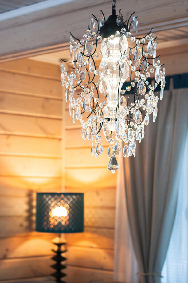 Дизайн интерьера гостиной в деревянном доме.