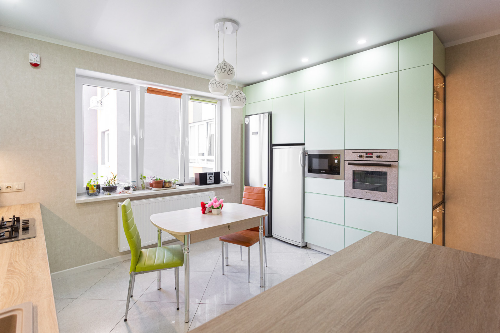 Мятная кухня со стеклянной витриной и подсветкой