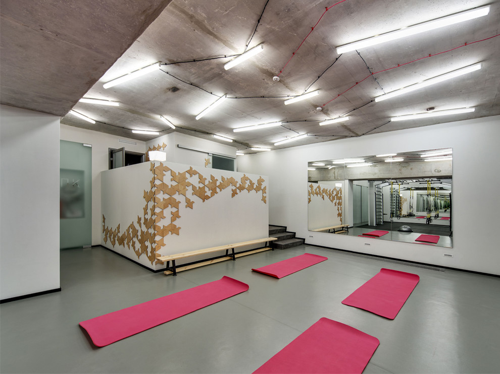 Зал для занятий йогой и TRX