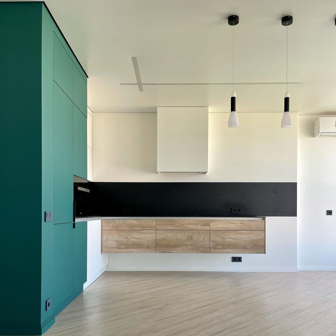 Навесная угловая встроенная дизайнерская кухня с древесными фасадами