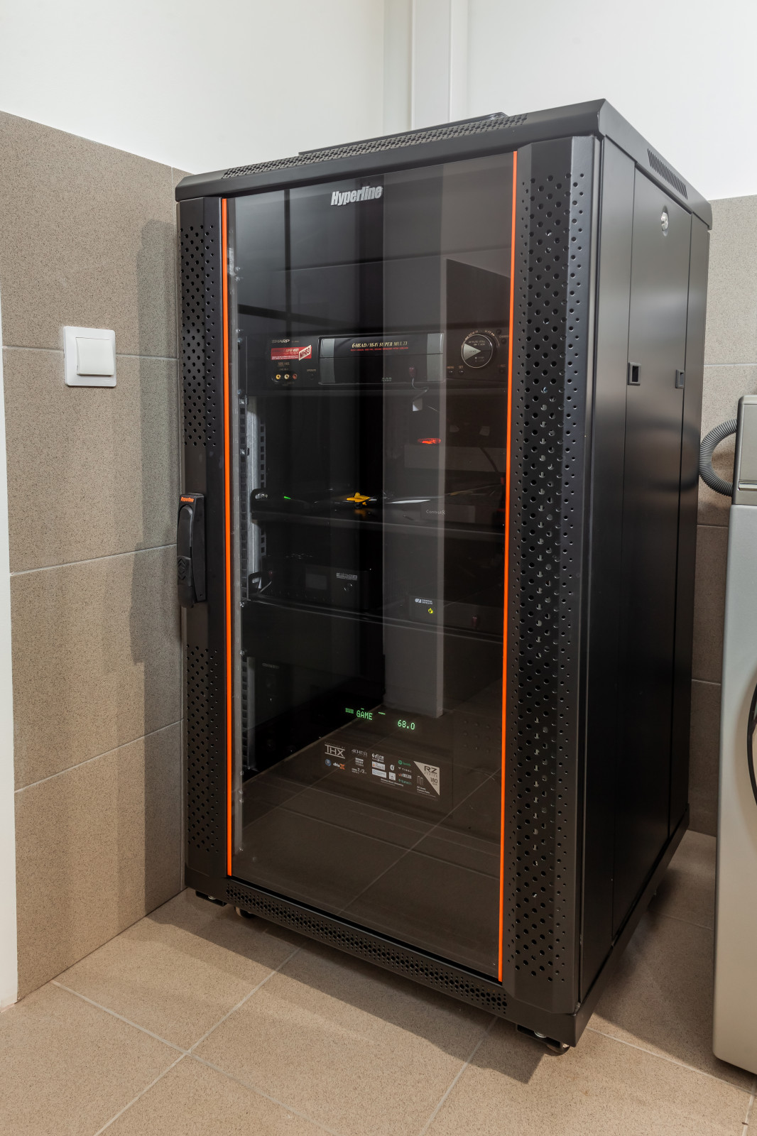 Гостевой домик с домашним кинотеатром в стиле лофт.