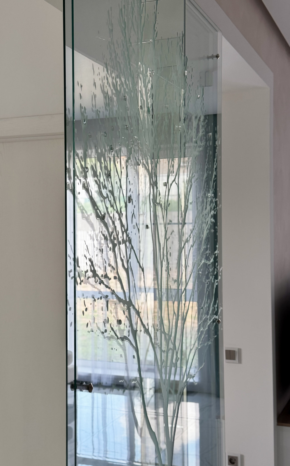 Панно с пескоструйным изображением дерева и стеклянной жилкой