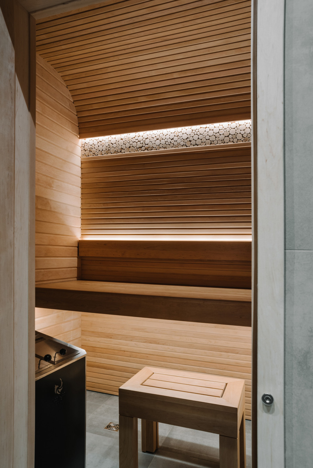 Потолок, переходящий в стену.