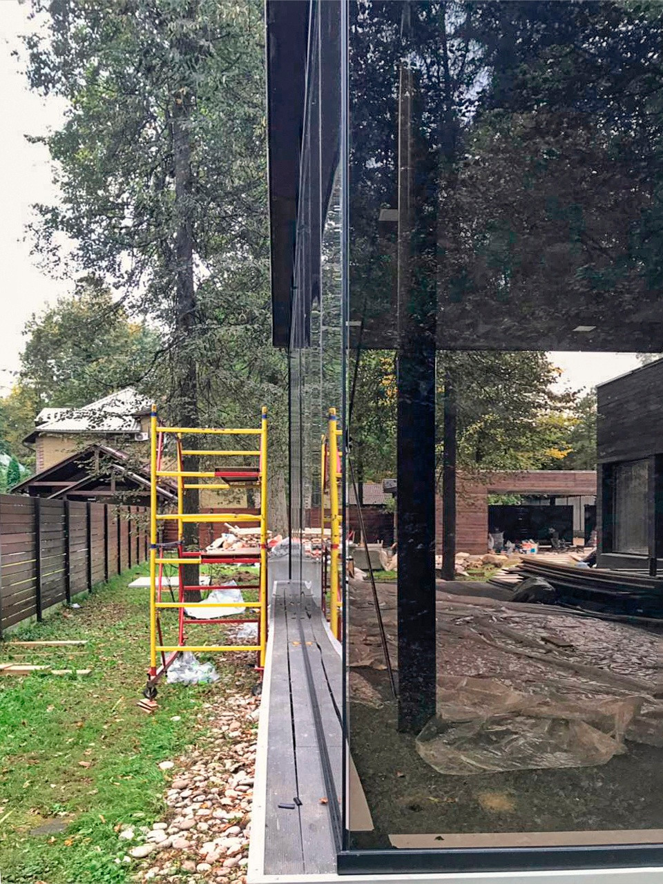 Безрамное остекление веранды и стеклянное ограждение на крыше.