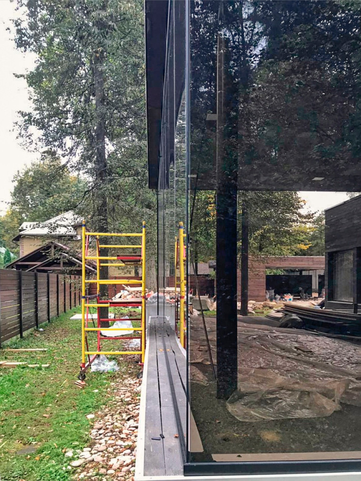 Безрамное остекление веранды и стеклянное ограждение на крыше.