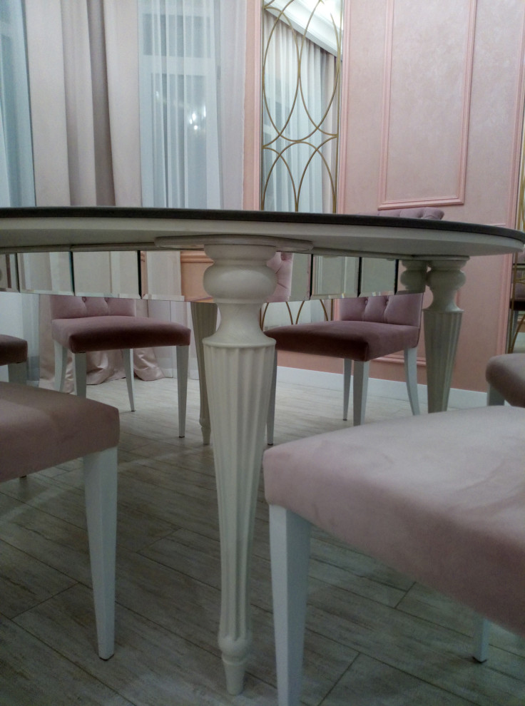 Стол в гостиной