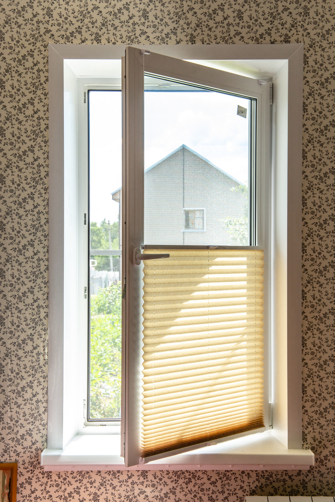 Плиссе на окно в коттедж