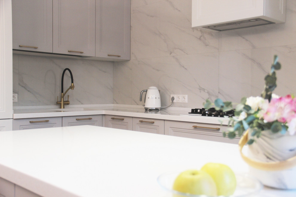 Угловая кухня с островом