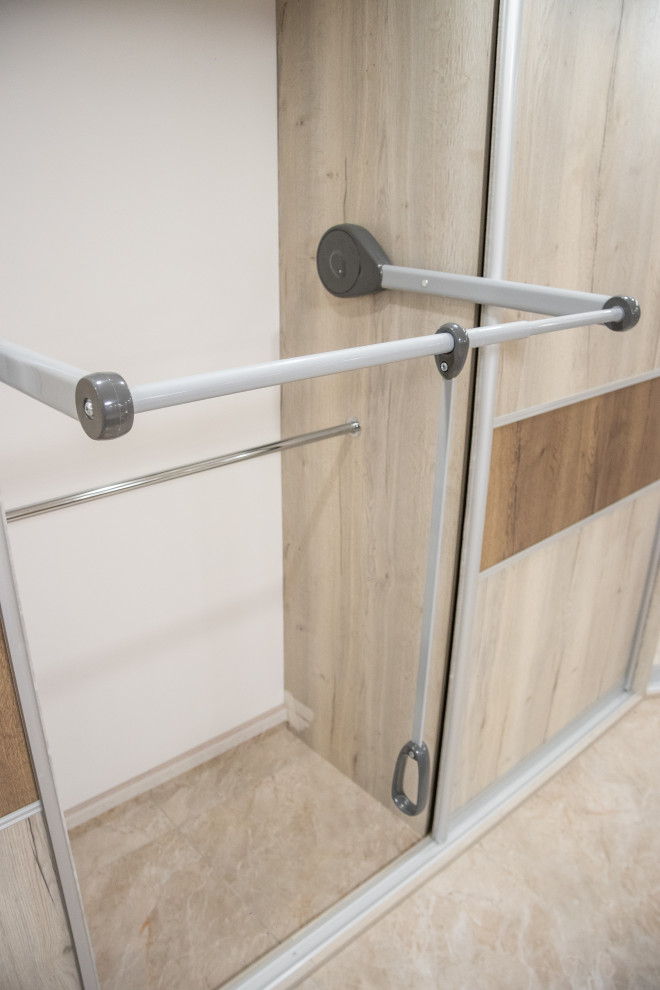 Гардеробная комната на цокольном этаже