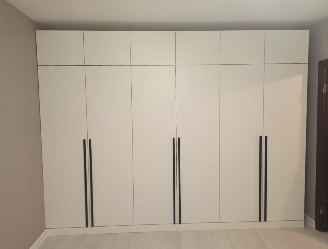 Встроенные распашные шкафы