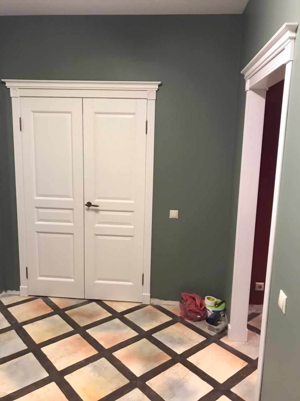 Поставка межкомнатных дверей из массива ольхи, модель "Валенсия" белая эмаль