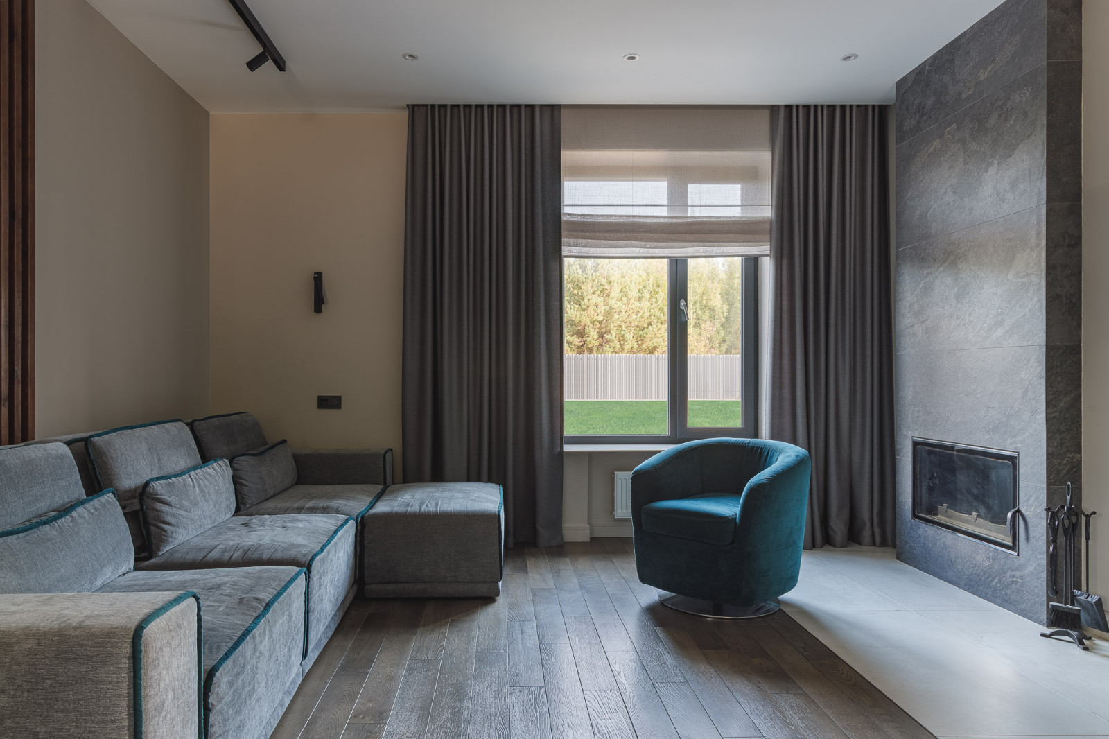 Кухня-гостиная с камином в коттедже Малая Царевщина