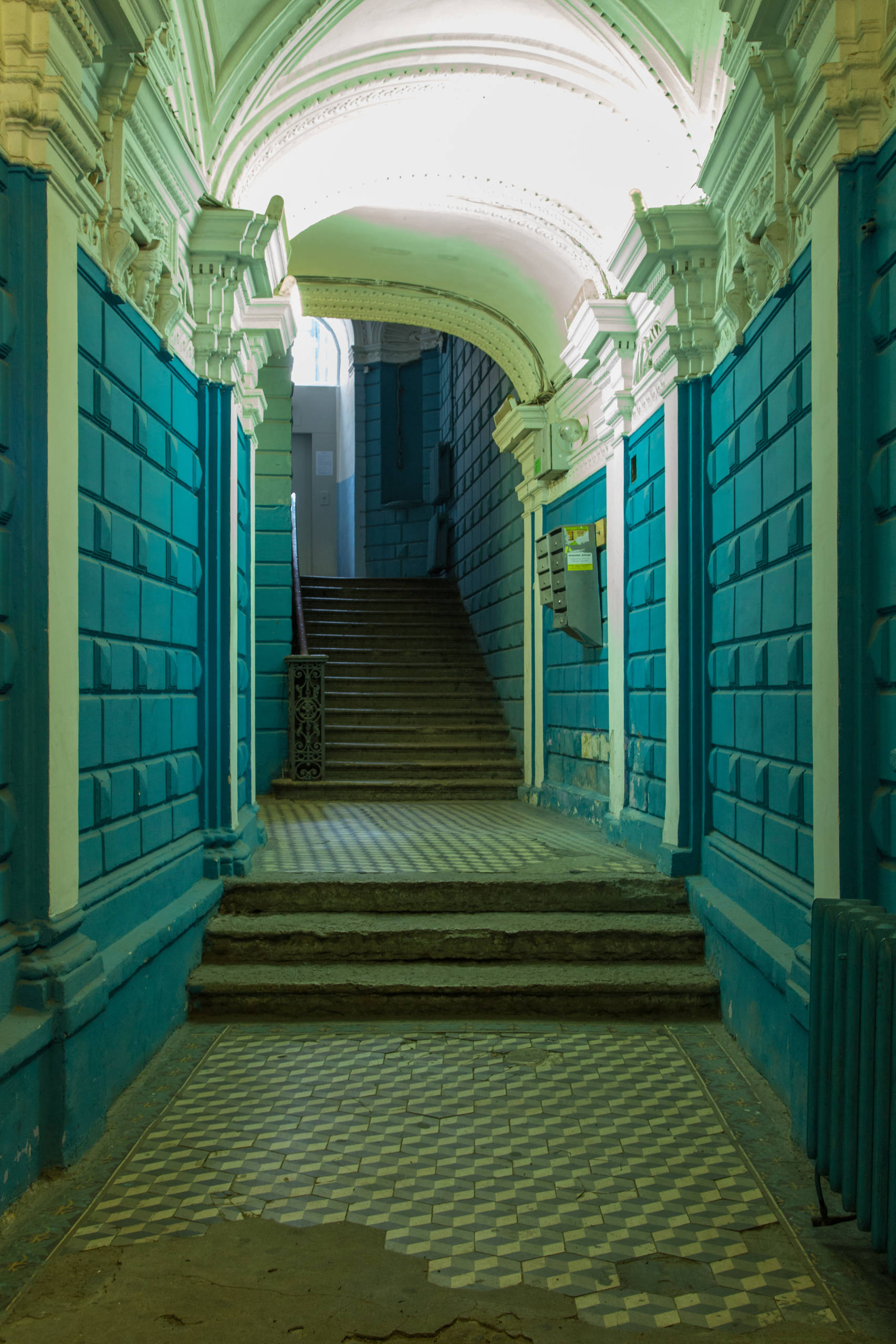 Фотоохота: 24 кадра из парадных доходного Петербурга