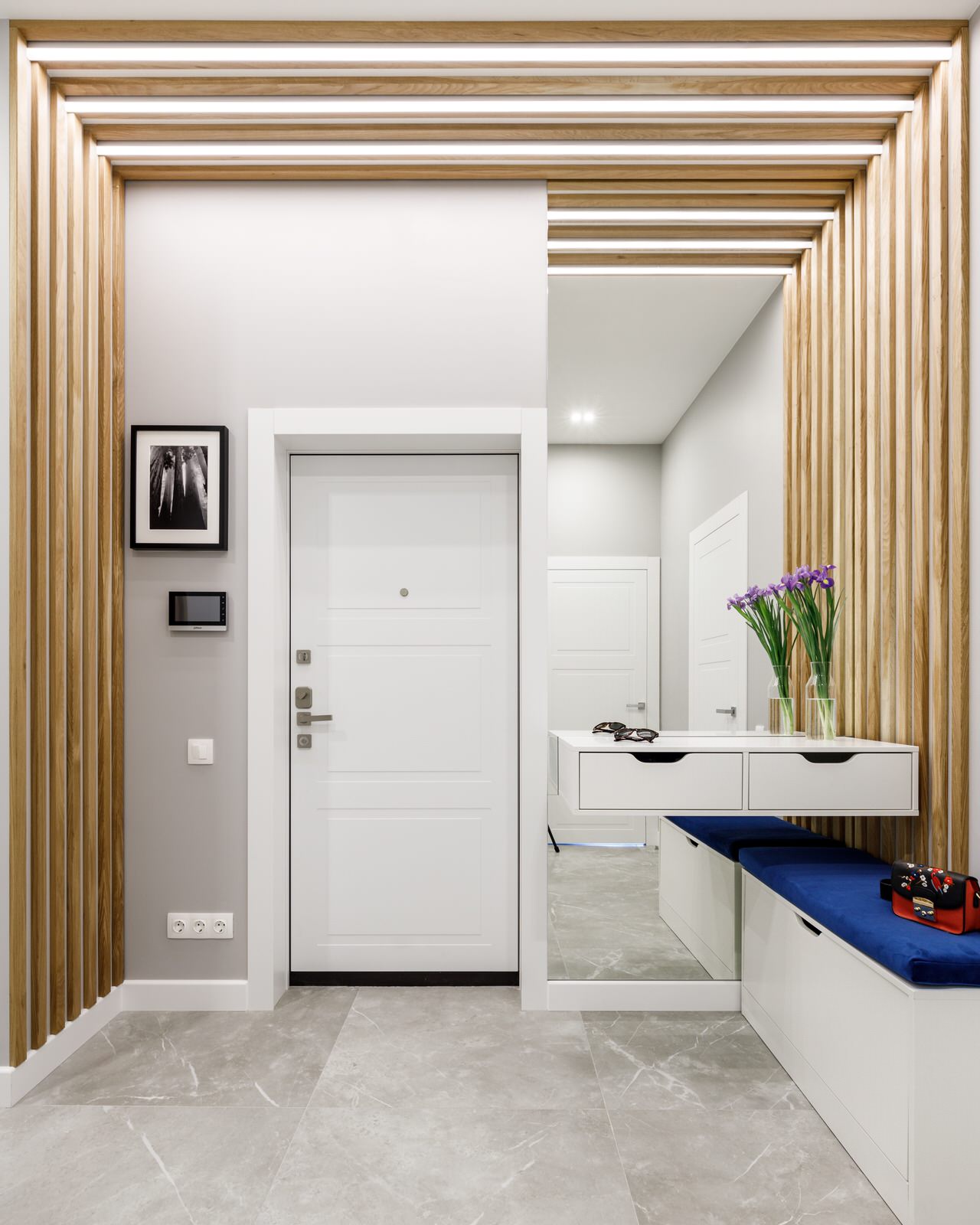 Портал из реек в прихожей, навесная тумба и обувница