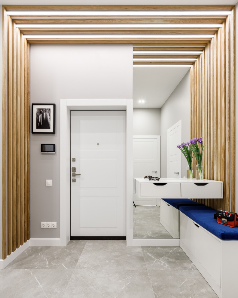 Портал из реек в прихожей, навесная тумба и обувница