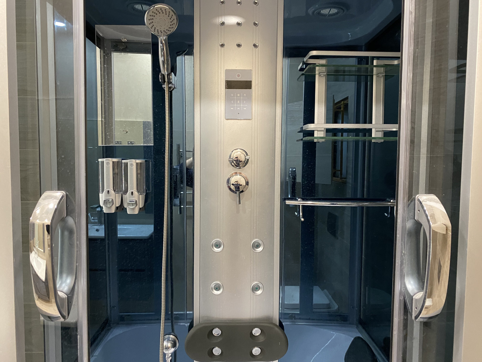 Дизайнерский ремонт салона красоты