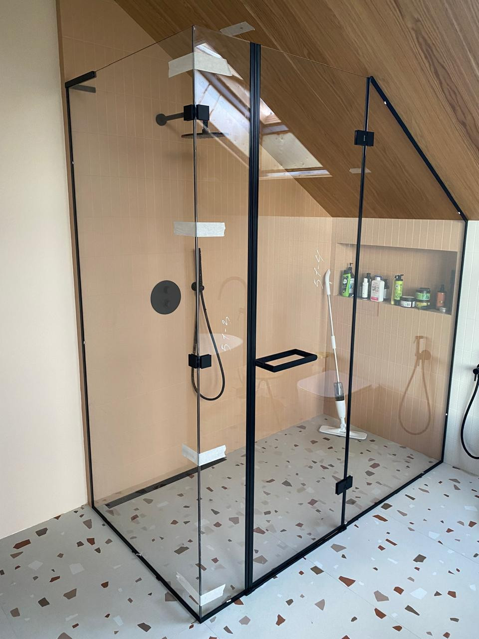 Обложка проекта: Душевое ограждение с распашной створкой