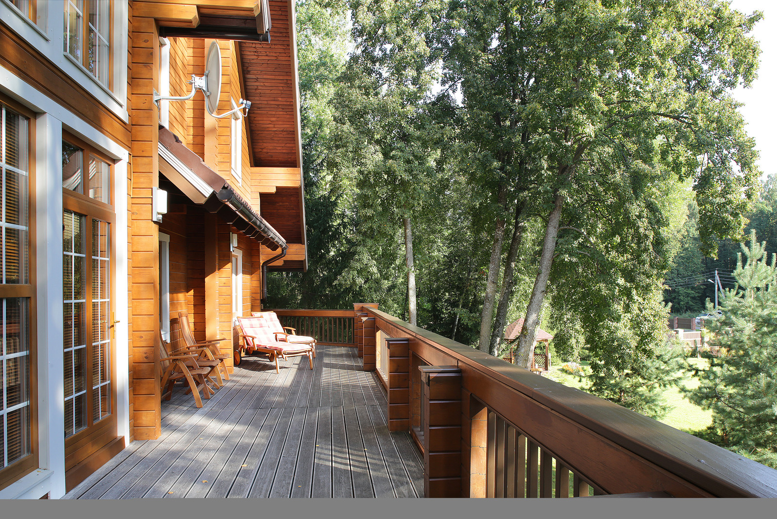 Дом из клееного бруса с цокольным этажом и американской террасой