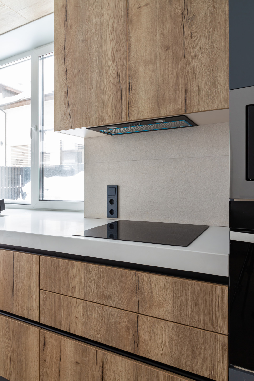 Современная кухня в загородный дом