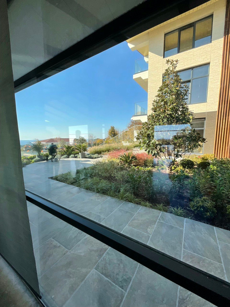 В лучах южного солнца.