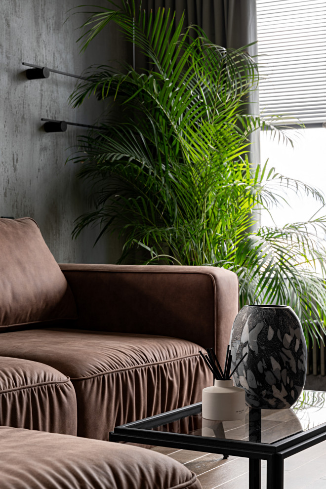 Бетонная квартира с ванной у окна