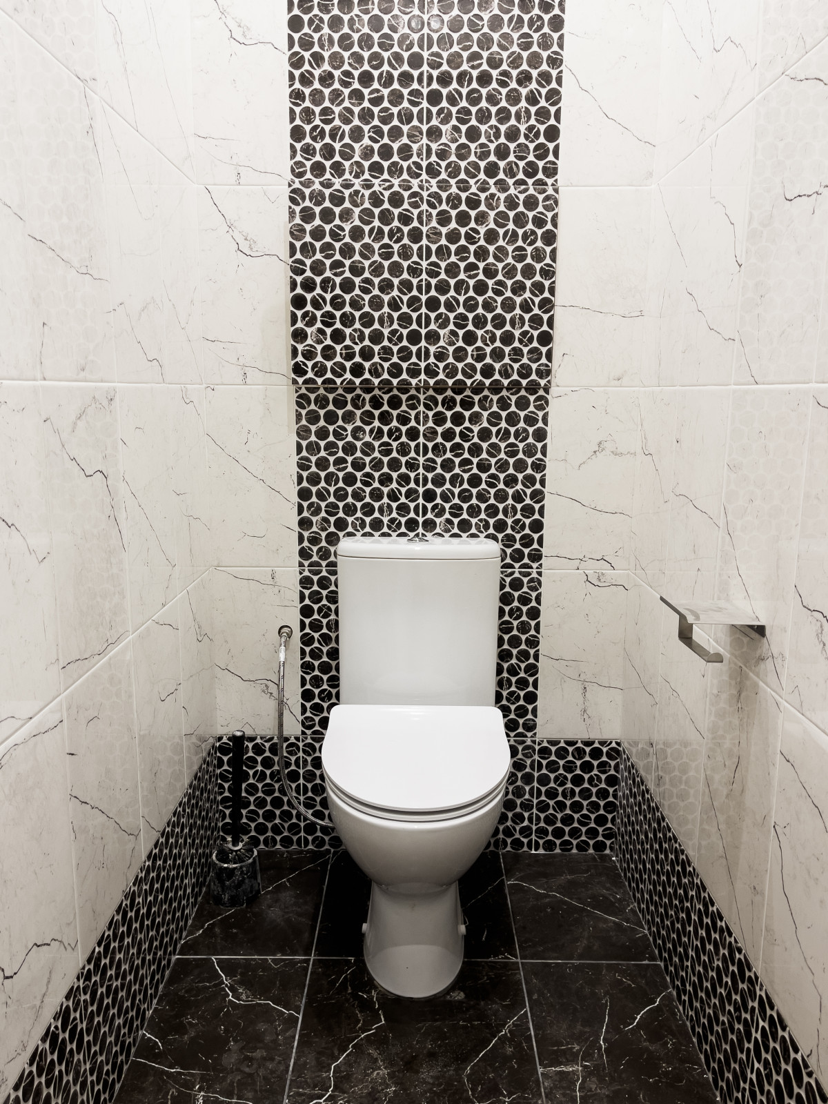 Однокомнатная квартира с контрастной отделкой санузла