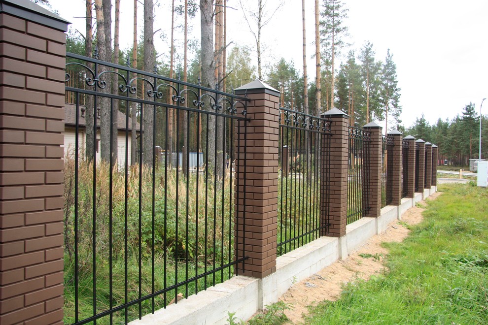 Забор с коваными деталями