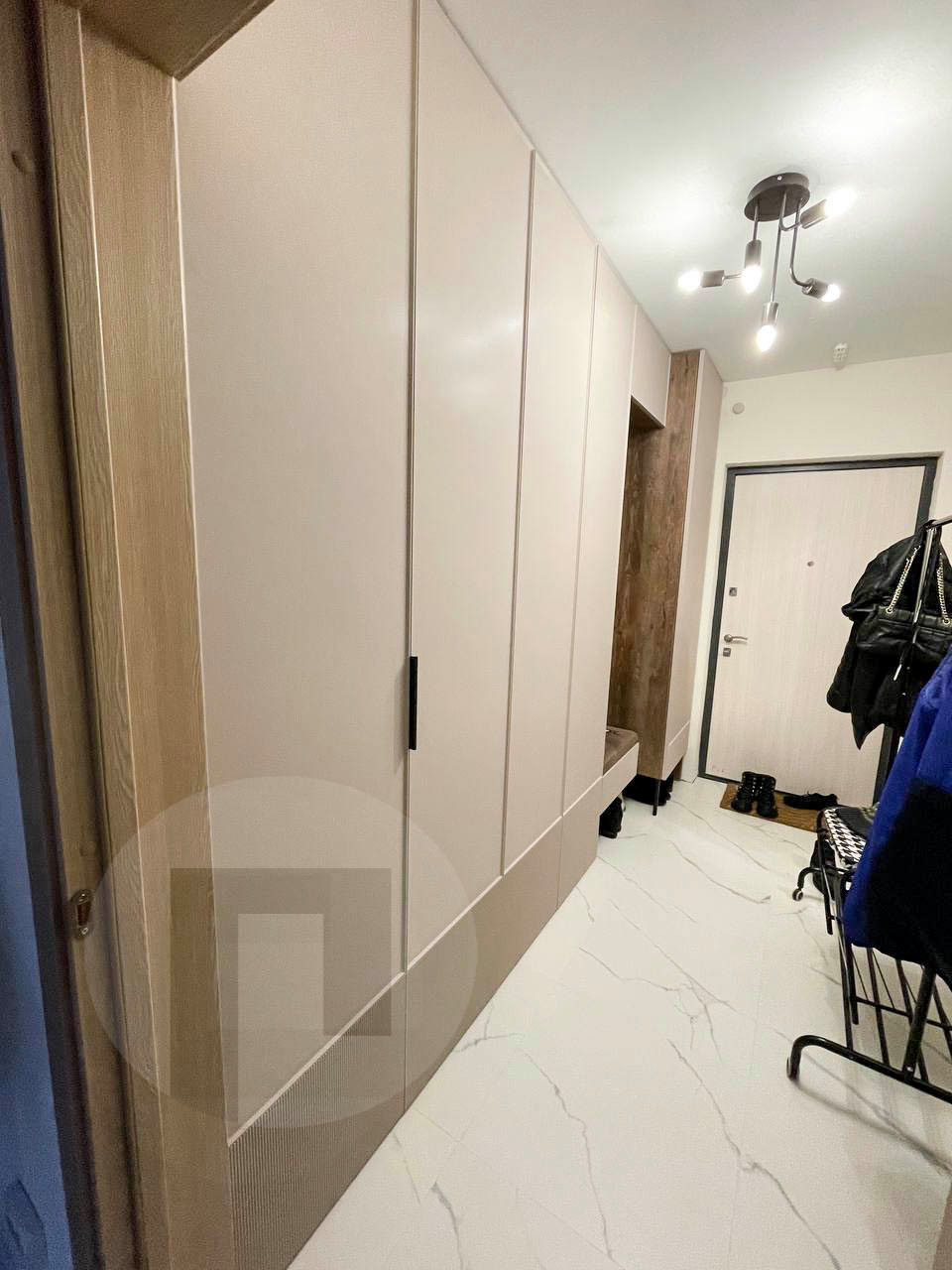 Шкаф в прихожую c потайным входом в комнату