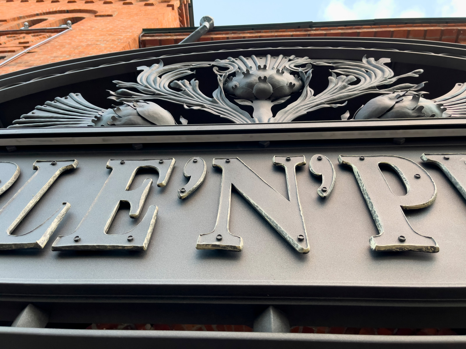Козырек паба в "Депо" Apple & Perry Pub
