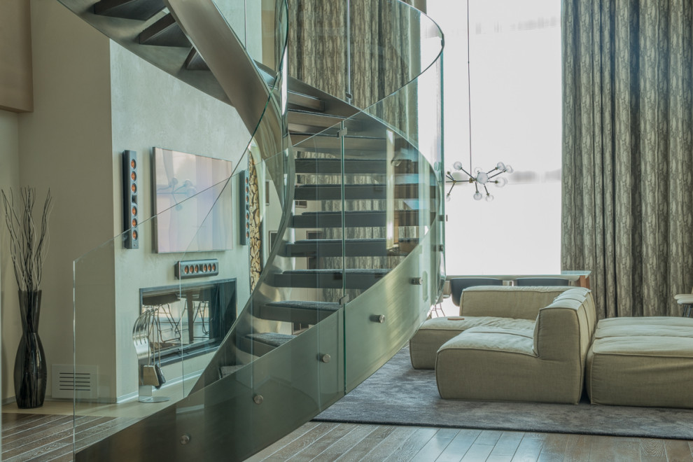 Винтовая лестница Mercury forge со стеклянным ограждением.