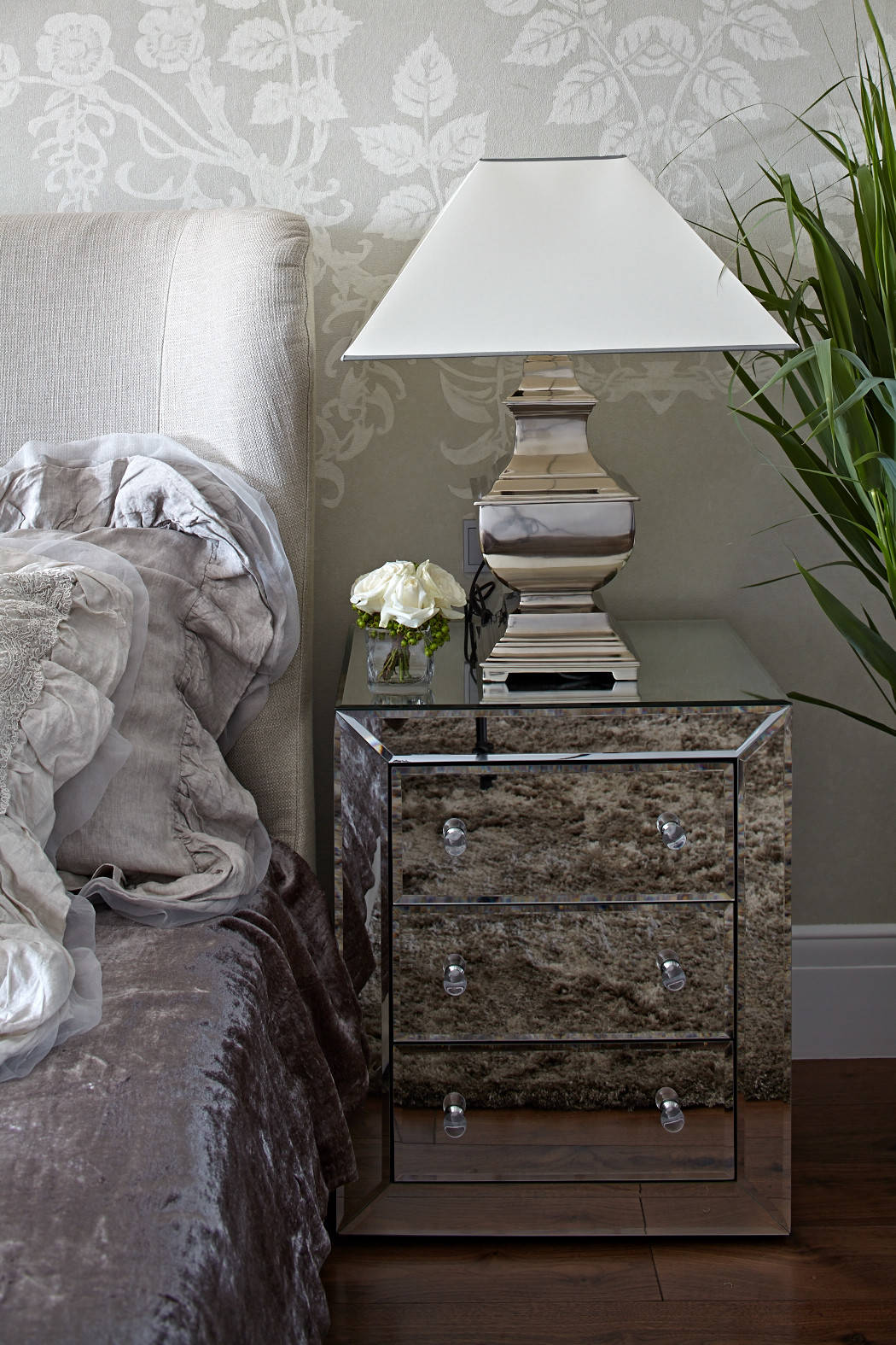 Houzz тур: Квартира с современной живописью и высокими вазами