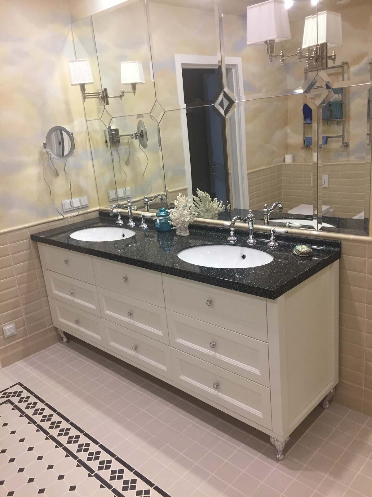 Мебель и аксессуары для ванной комнаты.