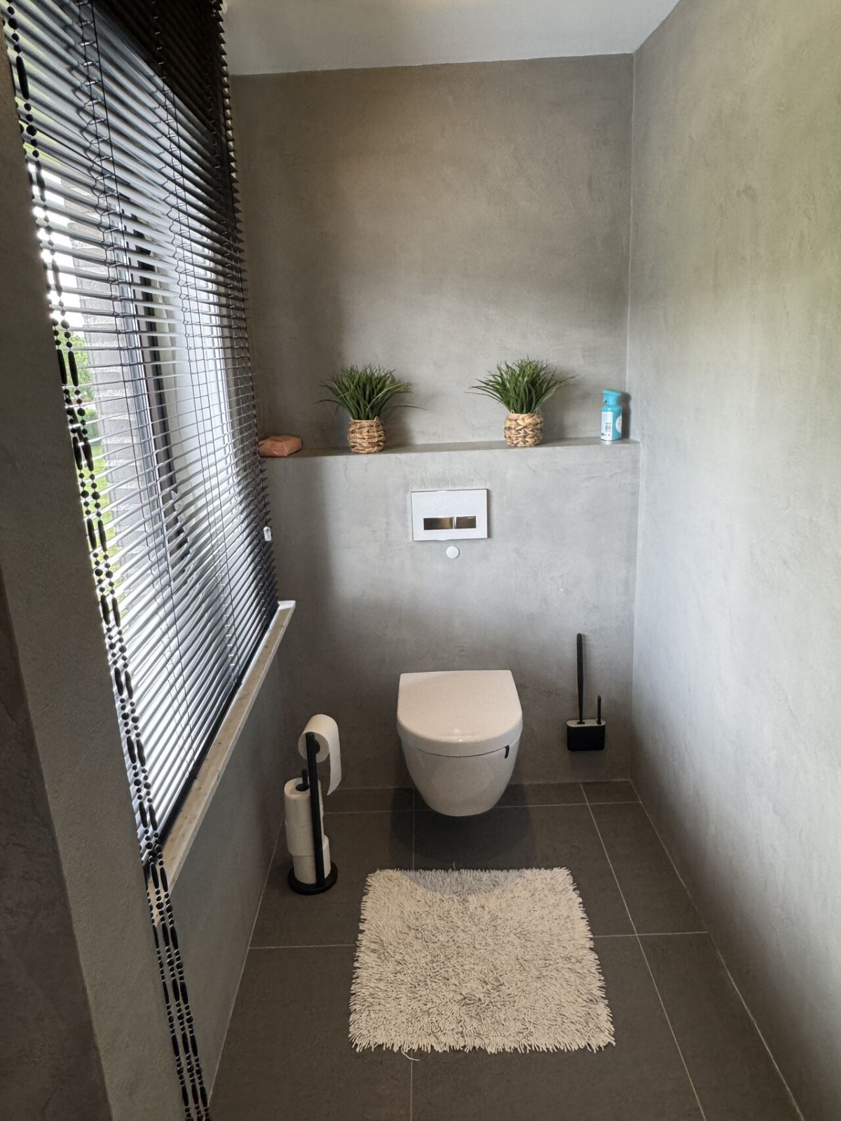 Современное решение для ванной: декоративная штукатурка под микроцемент