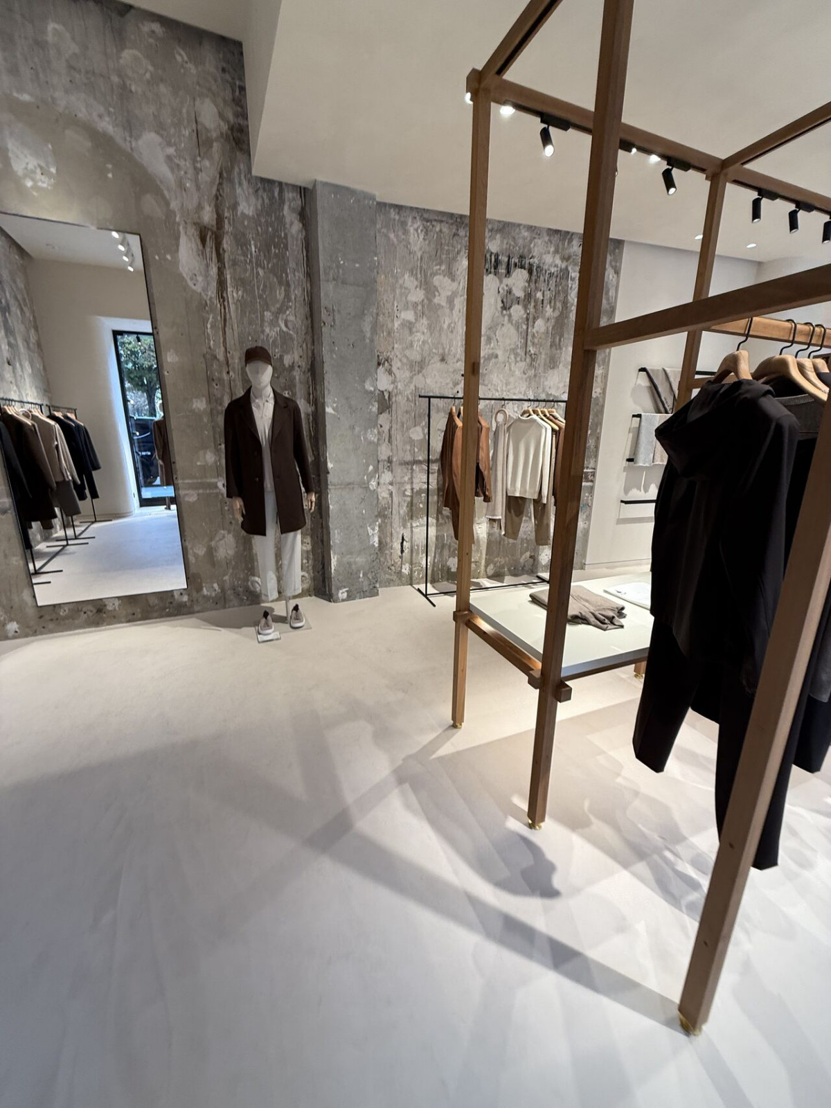 Декоративная штукатурка с эффектом Арт-бетон в коммерческом помещении