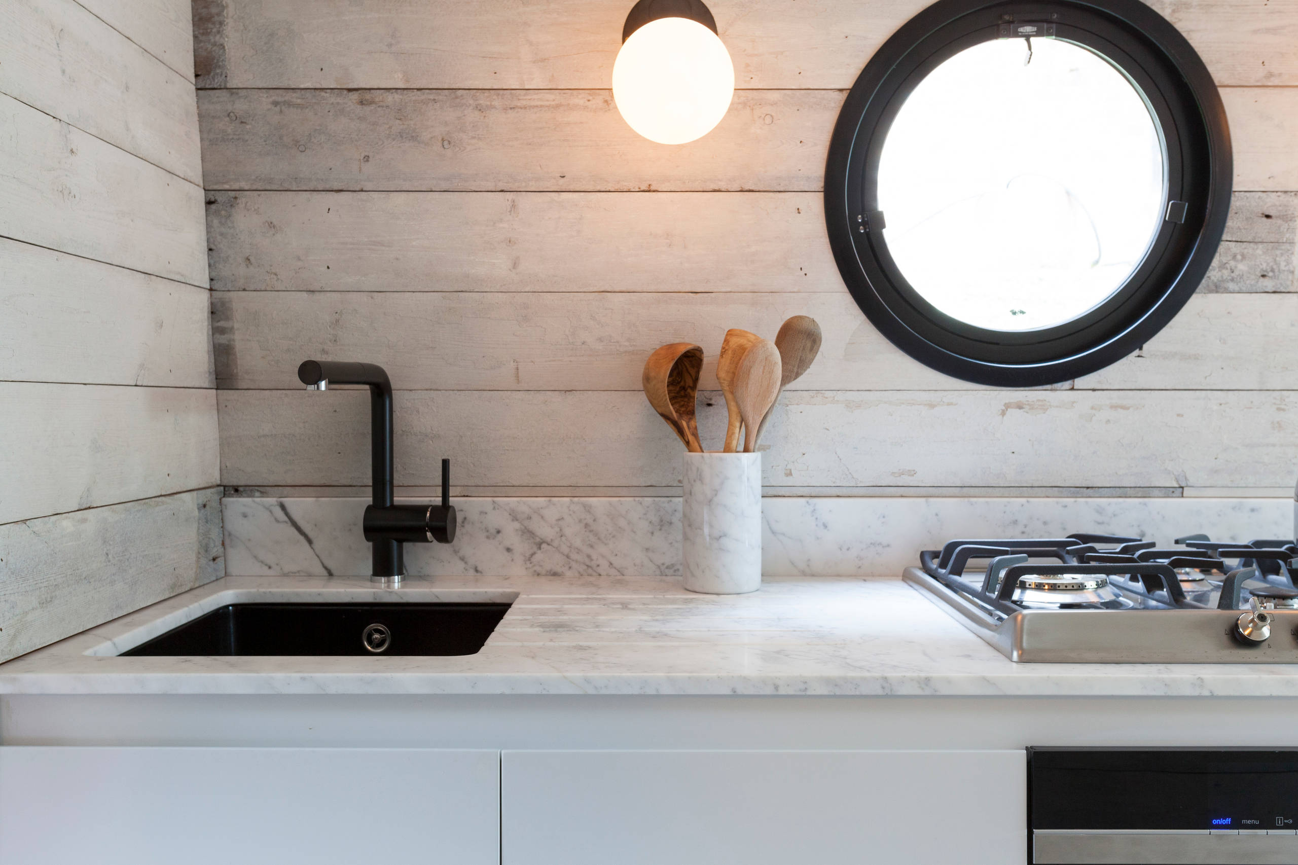 Кухня: 8 вещей, которые вы храните на кухне [и зря]