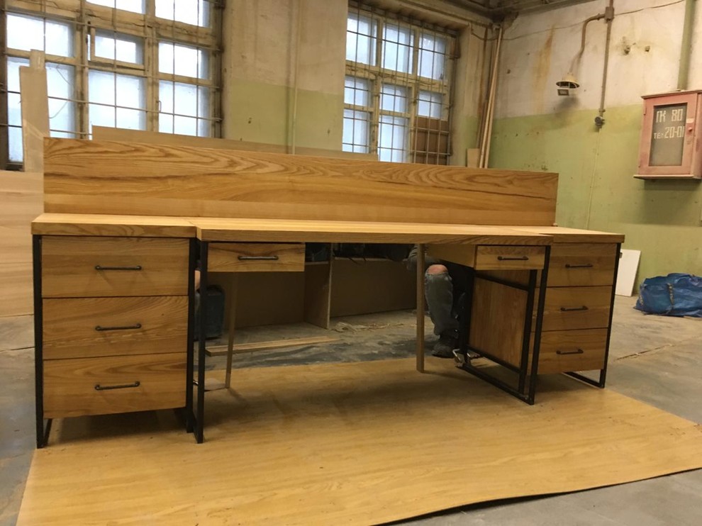 Обложка проекта: Стол из массива дерева с ящиками