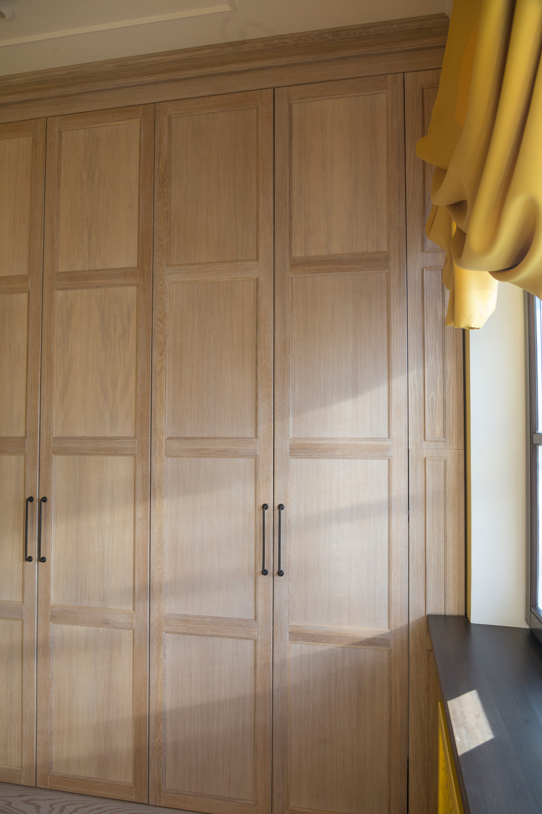 Встроенный шкаф в детскую из массива дуба