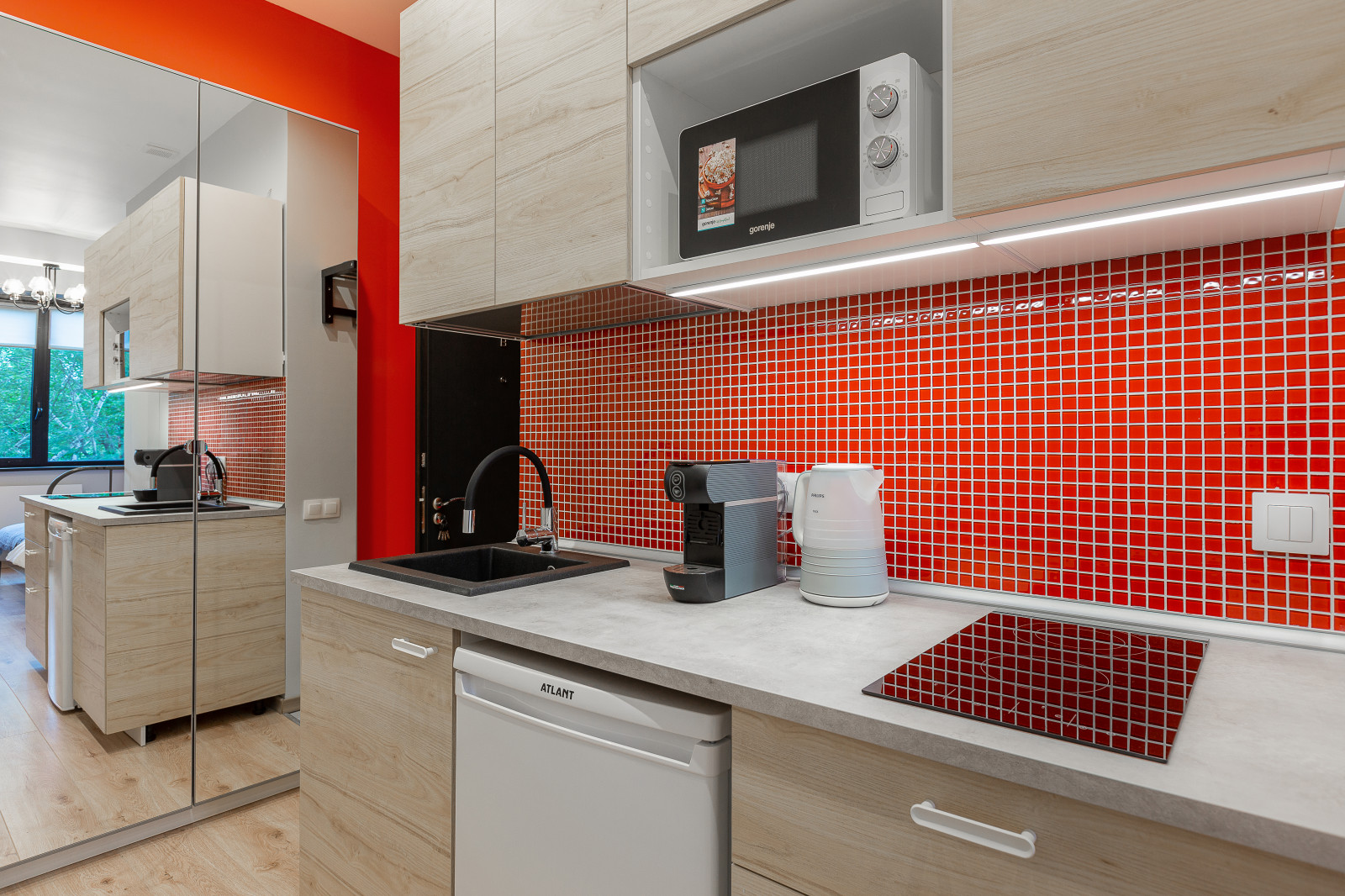 Студия с красными акцентами