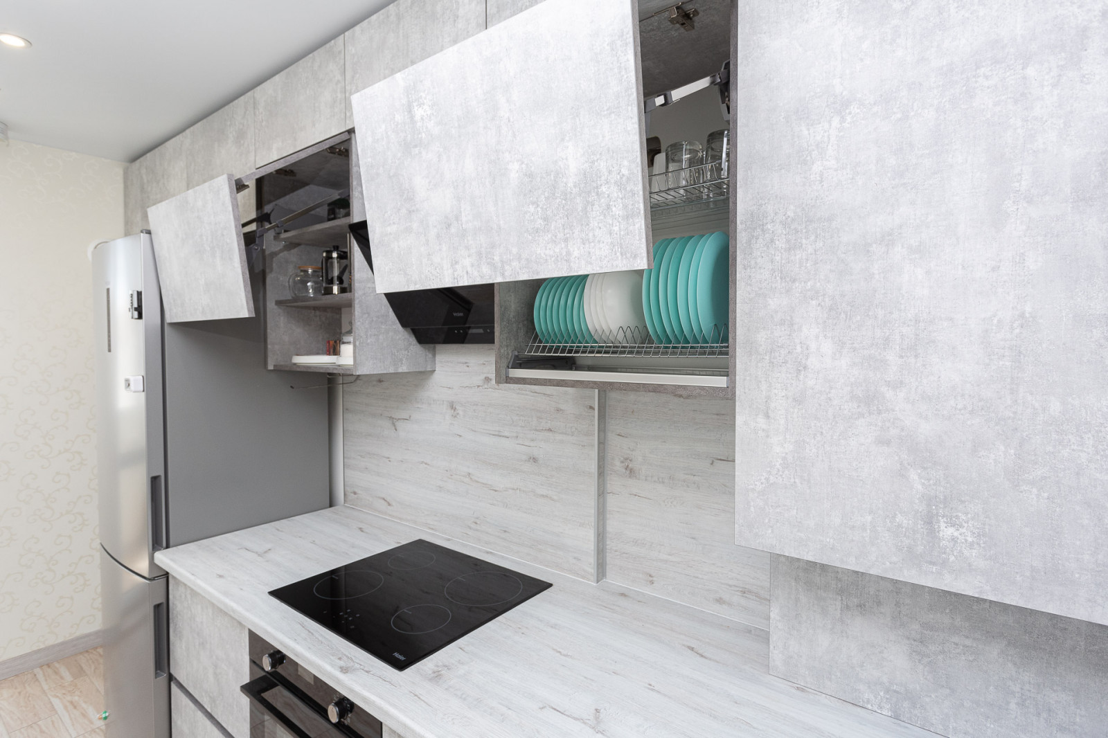 Современная кухня в сером цвете